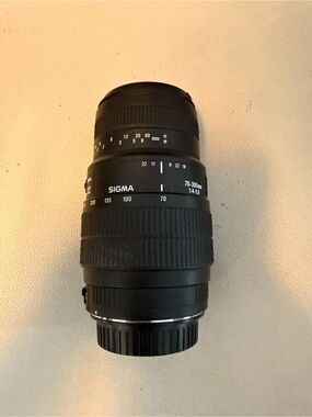 Sigma Beauty 70-300mm f/4-5.6 Telephoto Zoom Lens – Black